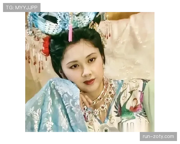 朱琳排队买地摊糖葫芦，手里却拎着奢牌购物袋——这反差把我笑了